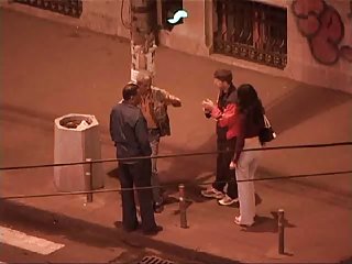 女孩们在精湛的XXX场景中分享同一个家伙