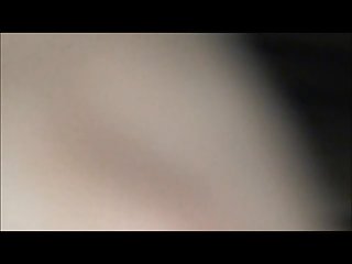 在长沙发的运动的小姐脱衣舞