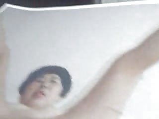 优雅的金发女郎走过昂贵的房子