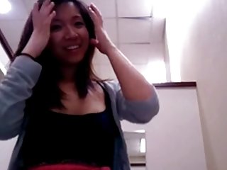 红色女用贴身内衣裤的金发碧眼的女人坚硬并且做了吞下