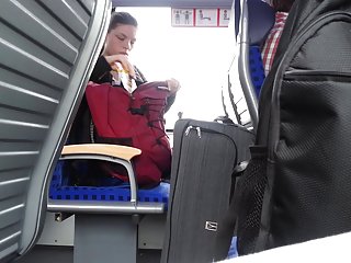 年轻的业余性交在阴部和吞下jizz